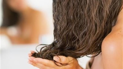 11 نصيحة تحمي شعرك من التلف بعد المصيف 