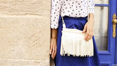 «اللون الملوكي».. كيف تنسقين الأزرق الغامق مع الملابس؟