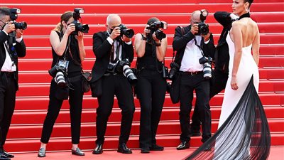 النجمات يتألقن بكل الألوان علي السجادة الحمراء في مهرجان كان السينمائي 2021 