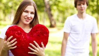 ماذا يجب أن تفعل الأم مع ابنتها المراهقة التي تحب للمرة الأولى؟ 