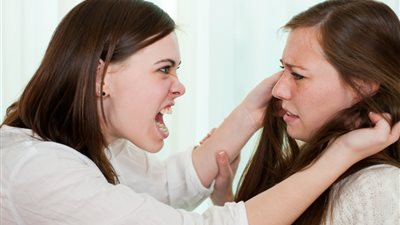 متصلة تسأل عن صلة الرحم: أمي ربتنا على الكراهية.. وأختي خانتني مع جوزي 