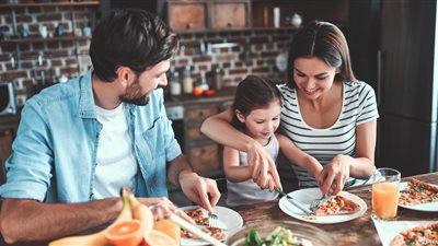 مش فوطة حلاقين.. خبيرة إتيكيت تكشف خطأ شائعًا في التعامل مع فوطة السفرة | فيديو