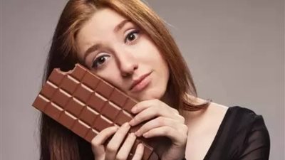 في اليوم العالمي للشيكولاتة.. ليه الستات بتحبها؟ 