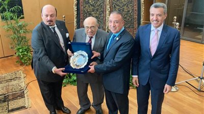 اللورد ياشار حلمى يهدى «الهودج» لمكتبة الإسكندرية 