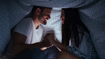 «سر الأسرار».. 5 أسباب لممارسة العلاقة الزوجية في الظلام