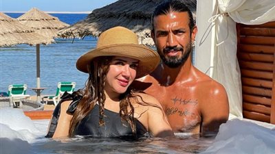  شيماء صابر برفقة زوجها في حمام السباحة.. فيديو