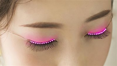 «هتنوري في الضلمة».. الرموش المضيئة أحدث تقاليع عالم الموضة 