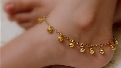 موضة رائجة في صيف 2021.. موديلات وأشكال« خلخال القدم» للبنات