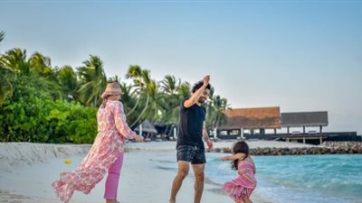 محمد صلاح على البحر بصحبة زوجته ماجي وابنتيه مكة وكيان (صور)