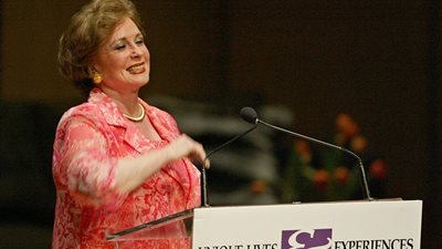 10 مشاهد في حياة جيهان السادات ..دافعت عن حقوق المرأة..والرئيس السيسي منحها وسام الكمال