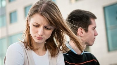 ليه البنات بتحلو لما بتفركش؟.. نور: «حبي نفسك تزدادي جمالًا».. وخبيرة نفسية: الحزن بيغير الملامح