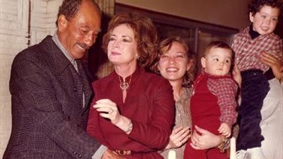 بعد فوزه بـ«نوبل».. السادات لزوجته جيهان: 