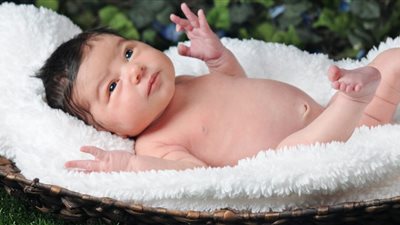 بينهم رضيع.. أم تتخلص من أطفالها الـ4 لعجزها عن دفع إيجار الشقة