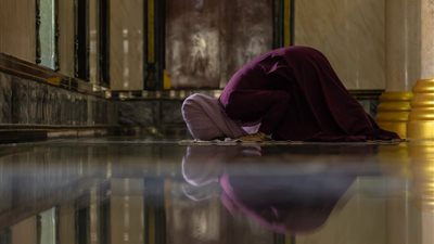 رمضان عبد المعز يوضح طريقة الصلاة الصحيحة من التكبير حتى التسليم (فيديو)