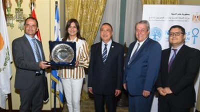 تقديرًا لدورها.. محمد الشريف يهدي وزيرة الهجرة مفتاح الإسكندرية