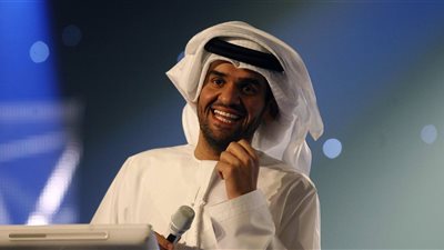 حسين الجسمي يحتضن طفلة نائمة.. هل تزوج؟