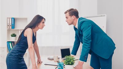 أوعي تشتغلي مع جوزك في مكان واحد.. استشاري علاقات يوضح الأسباب