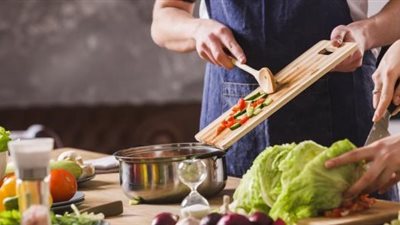 «علميها الطبيخ».. تدريب البنت على الأعمال المنزلية بين الرفض والقبول