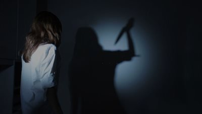 جبروت امرأة.. ذبحت طفل جارتها ووضعت جثته في «ديب فريزر»