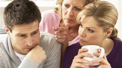 أخصائية نفسية تُحذر من تدخل الأهل في علاقتك مع زوجك