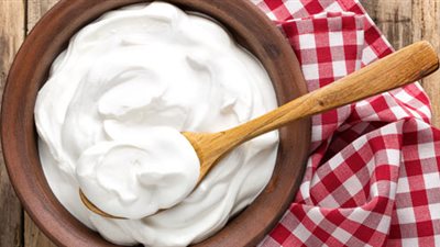 دراسة: «الزبادي» يُحسن الهضم ويُقلل من خطر الولادة المبكرة
