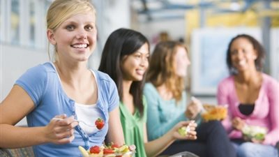 6 أمراض تُسببها الوجبات السريعة للمراهقين.. فيديو 