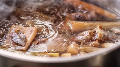 7 فوائد صحية مذهلة تدفعك لشرب مرق العظام في عيد الأضحى 