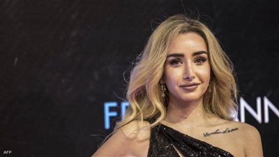 هنا الزاهد بإطلالة جديدة وتُعلّق على لون فستانها