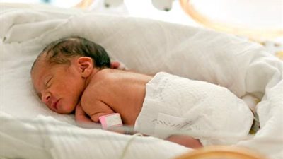 علاقة آثمة بين أرملة وشاب تقتل رضيعًا في الجيزة