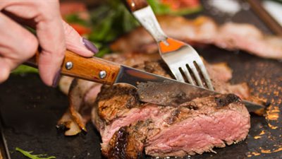 «أوعي تاكلي بسرعة».. عادات سيئة أثناء تناول الطعام في العيد 