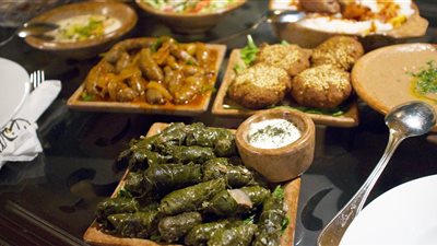 شيبسي وفسيخ.. «أغرب طلبات» المصريات بالخارج من أهاليهن  