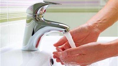 ما حكم الوضوء بالمكياج وطلاء الأظافر؟.. «الإفتاء» تجيب