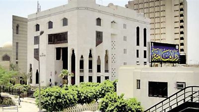 ما حُكم ارتداء الأم لملابس مكشوفة أمام أبنائها؟.. «الإفتاء» تُجيب