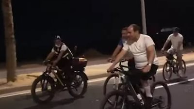 الرئيس السيسي يحاور مجندًا:  أنا زي أبوك خليك دوغري المنايفة أنا عارفهم كويس