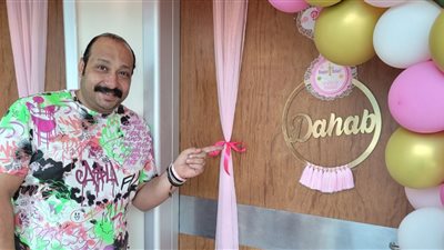 محمد ثروت يُرزق بمولودة جديدة: «زي القمر»