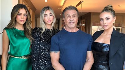 سيلفستر ستالون في أحدث ظهور له مع بناته الثلاثة.. شاهد