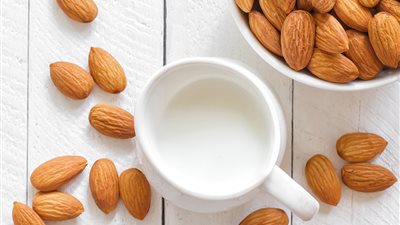 أبرزها «تفتيح الجلد».. 5 فوائد صحية لحليب اللوز 