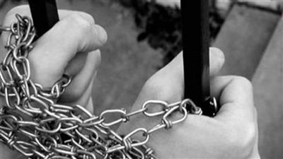 أب يكبل ابنته بسلسلة حديدية.. الداخلية تكشف تفاصيل الواقعة