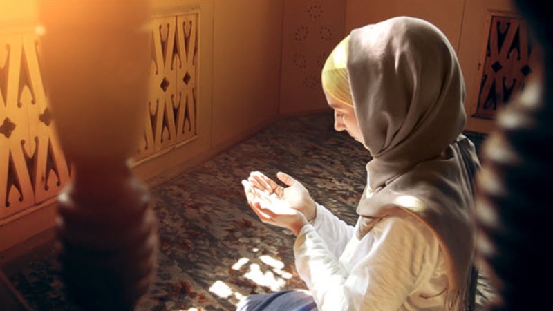 مسلمة تصلي