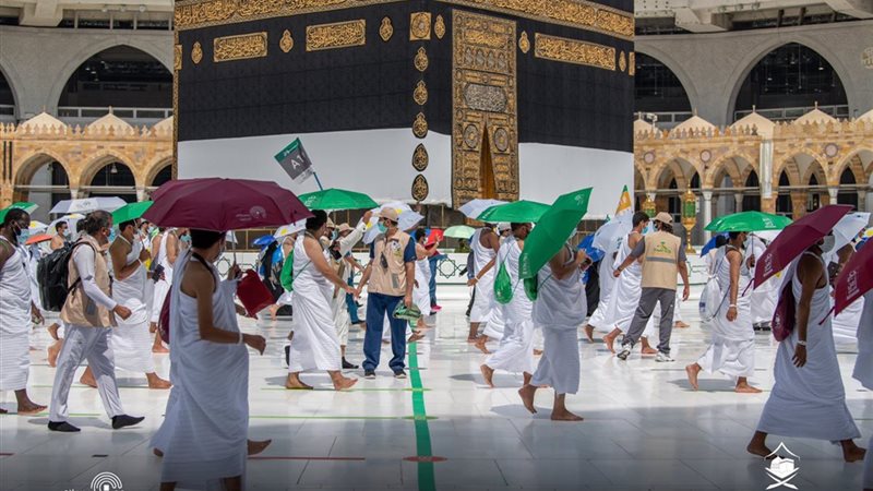 الحجاج يؤدون طواف