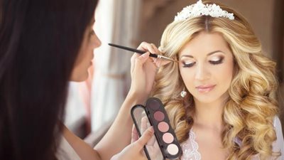 «خلي مكياجك على الموضة».. خطوات وضع مكياج عصري