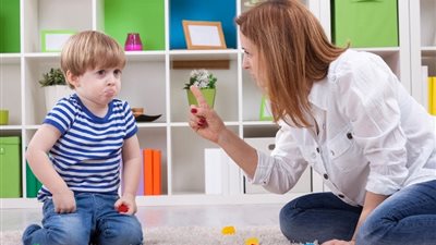 «اللي يضربك اضربه».. شعار خطأ في تربية طفلك