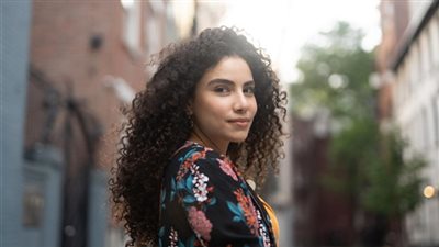 مصممة ديكور مصرية تفوز بجائزة إيمي الأمريكية لأفضل فيلم وثائقي «Oversight»