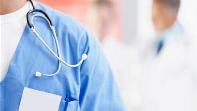 وهي بين الحياة والموت.. ممرض يتحرش بمريضة في العناية المركزة