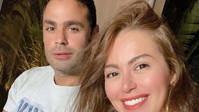 قبلة «عبد المنصف» لـ لقاء الخميسي في البحر تُشعل السوشيال 