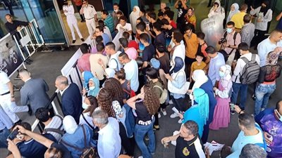 حافلة مكشوفة تنقل هداية ملاك وسيف عيسى من المطار إلى نادي الصيد