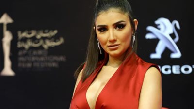 مي عمر تعلن إصابتها بمرض مفاجئ وتكشف حالتها الصحية