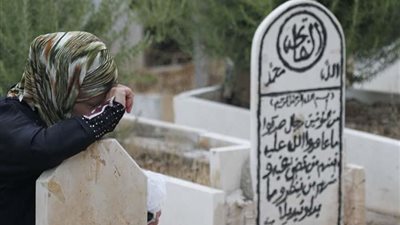 حكم نزول امرأة لمقبرة أثناء دفن أحد الموتى .. علي جمعة يجيب