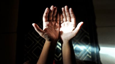 هل يجوز الدعاء لمن انتحر وهل يغفر الله له؟.. داعية يجيب