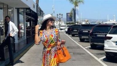 ياسمين صبري تخطف الأنظار بإطلالة كلاسيكية وقبعة بيضاء (صور)